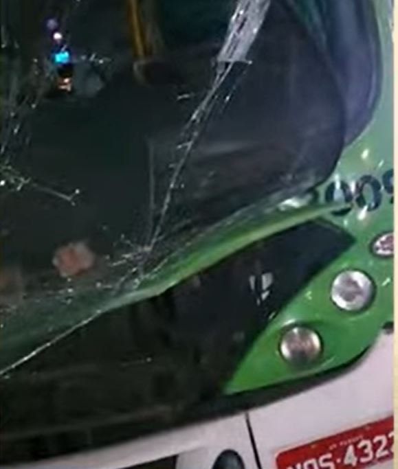 Ônibus desgovernado atinge carros e casa e deixa motociclista ferido na Compensa