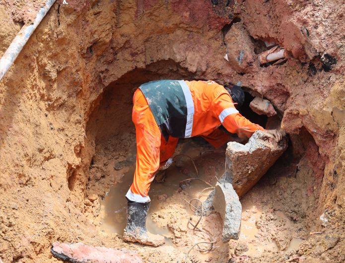 Campos Sales recebe obra emergencial onde cratera abriu