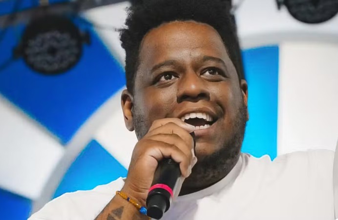 Carnavalesco deixa a Portela após caos em desfile e ataques à filha de 4 meses