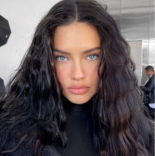 Adriana Lima divulga foto para anunciar o nascimento do terceiro filho, Cyan