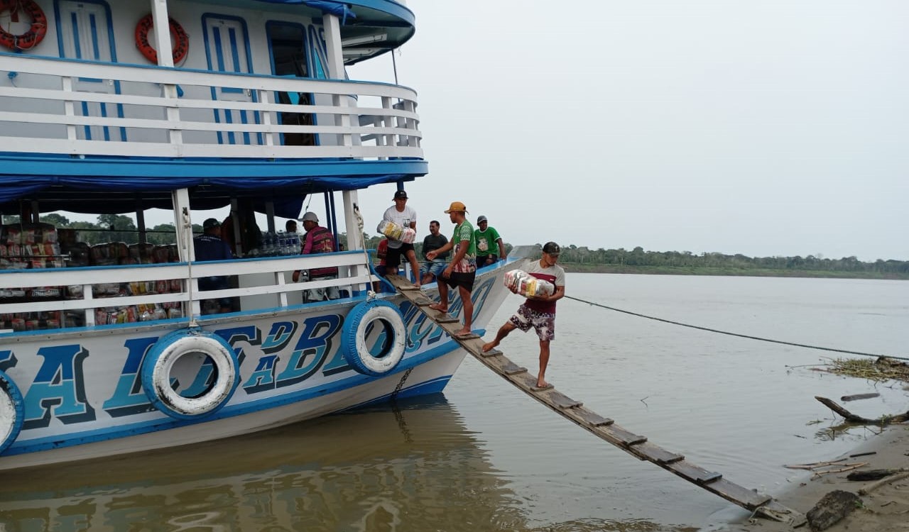 Famílias de comunidades rurais afetadas pela seca recebem cesta básica no Amazonas