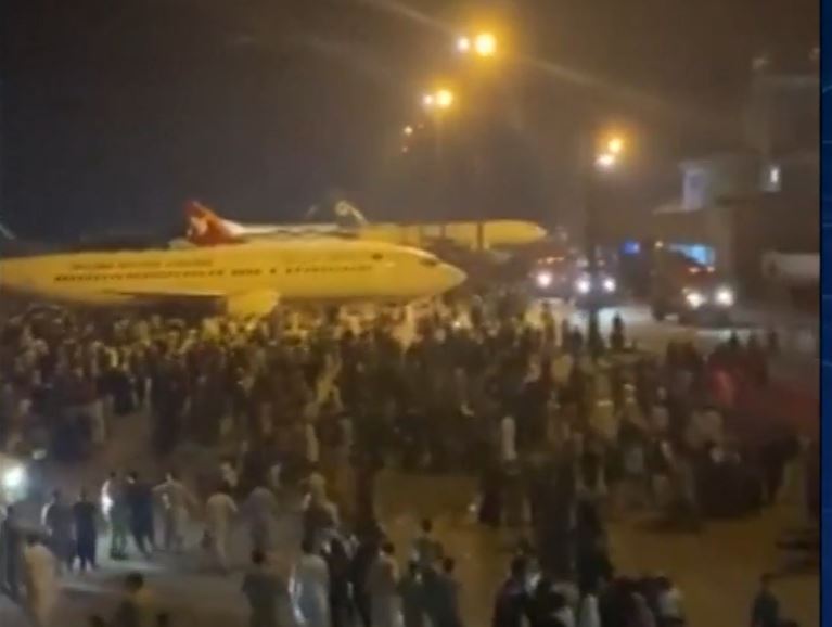 Militares retomam voos de evacuação em Cabul e tomam controle de aeroporto