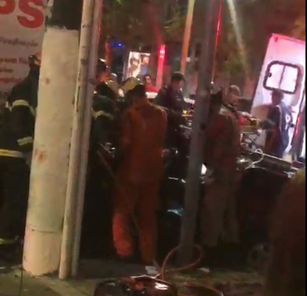 Mulher morre e criança fica ferida em acidente entre carro e caminhão baú em Manaus