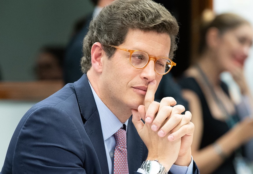 Famosos e políticos fazem tuítaço pela saída de Salles de ministério 