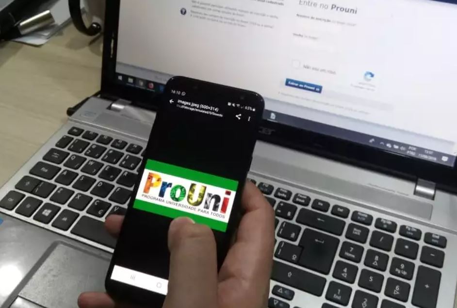 Bolsonaro autoriza estudantes de escolas particulares a concorrerem vagas no Prouni