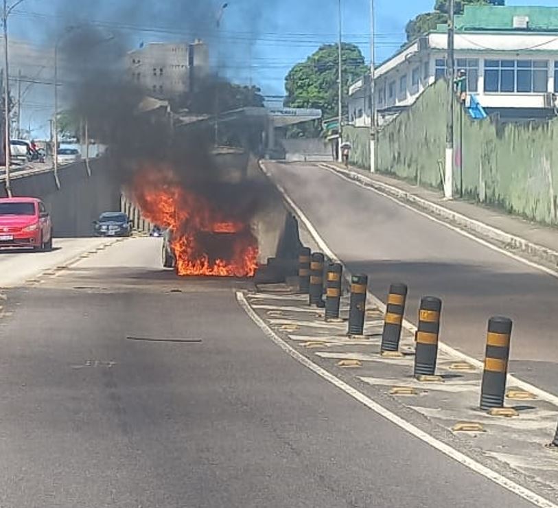 Vídeo: Carro em chamas assusta motoristas na avenida Darcy Vargas