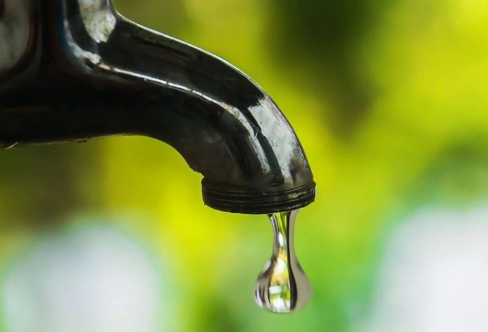 Bairros ficam sem água após vazamento em avenida de Manaus