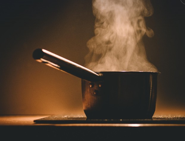 Homem joga água quente em criança e é espancado no Jorge Teixeira