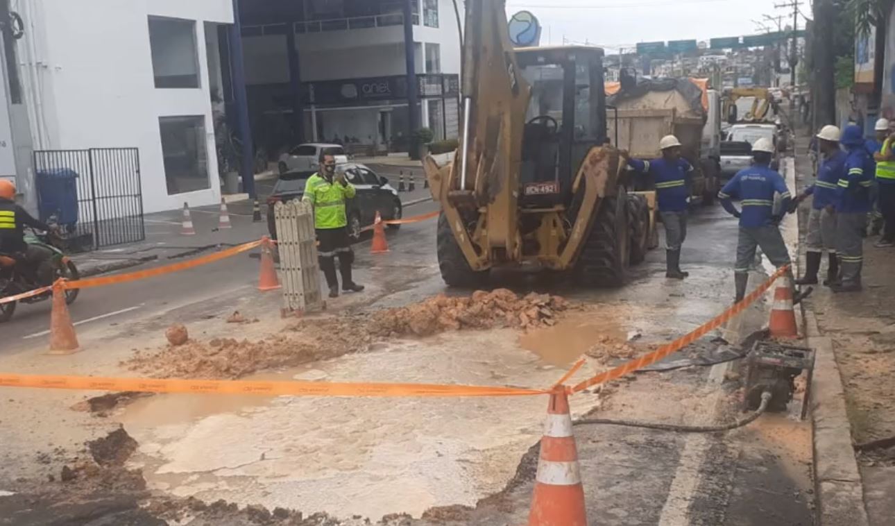 Tubulação rompe e  faz cratera engolir trecho de avenida em Manaus