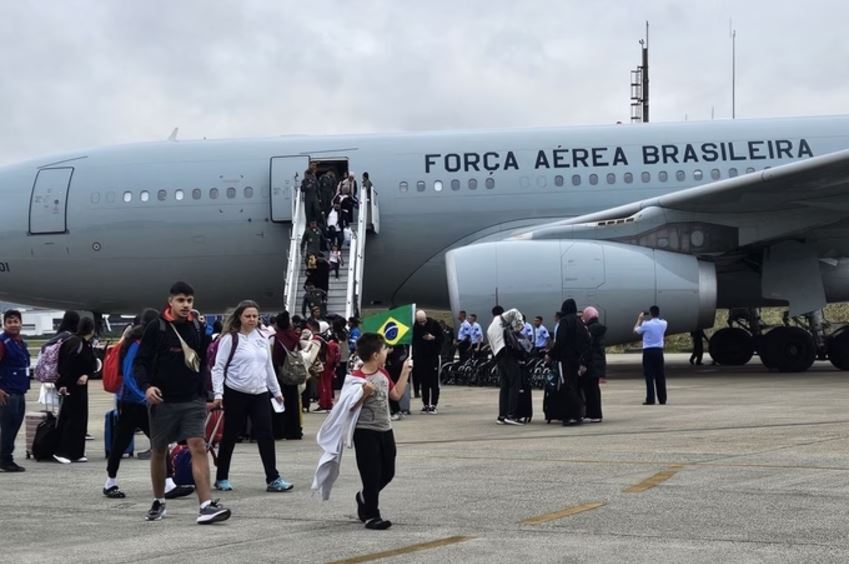 Voo com 150 repatriados do Líbano chega ao Brasil
