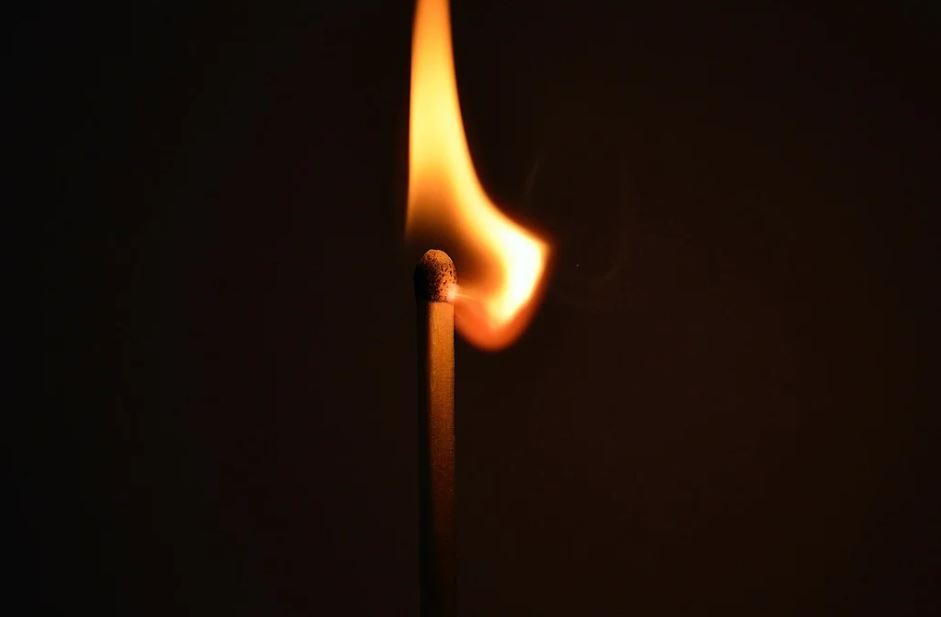 Morador se desespera ao voltar de comemoração natalina e encontrar casa em chamas no Amazonas