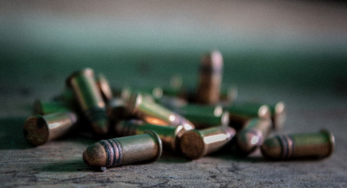 Homem é executado a tiros dentro de carro na frente da esposa em Manaus