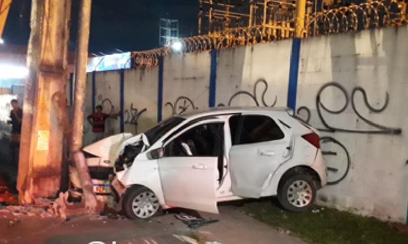 Adolescente fica preso às ferragens após pegar carro escondido e colidir com poste em Manaus