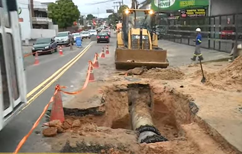 Cratera se abre no meio de avenida e deixa trânsito complicado em Manaus