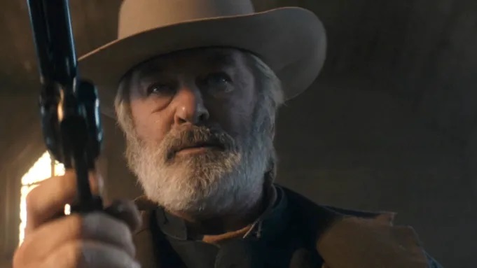 Julgamento de Alec Baldwin por morte de diretora tem reviravolta e ator cai no choro