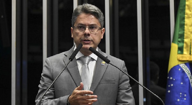 Senador Alessandro Vieira é internado com Covid-19