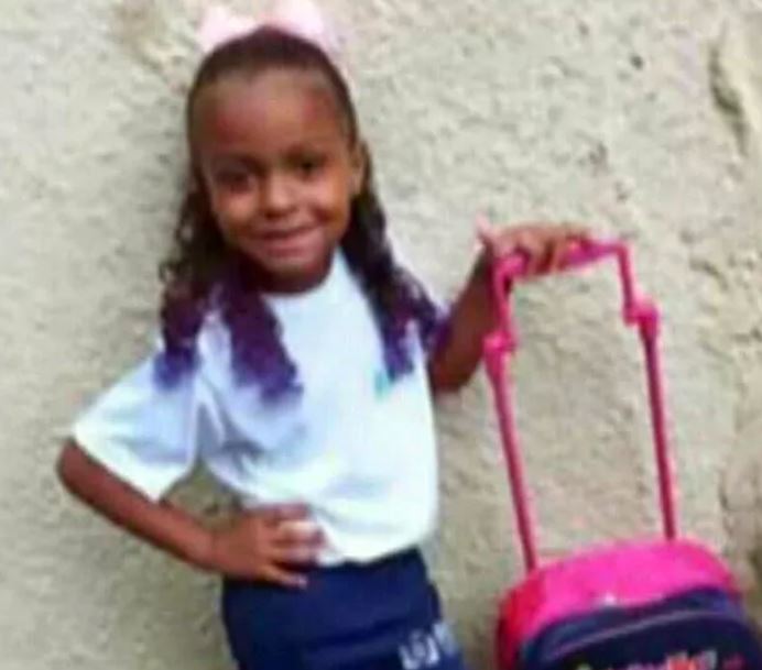 Menina de 4 anos é baleada na cabeça enquanto comprava pipoca na saída da escola