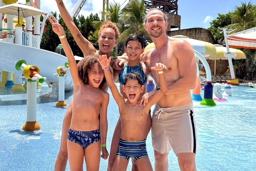 Aline Wirley e Igor Rickli fazem 1ª viagem em família com filhos adotados em Manaus