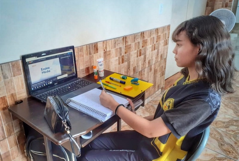 Alunos de quatro cidades mudam rotina e têm aula em casa devido à cheia no Amazonas