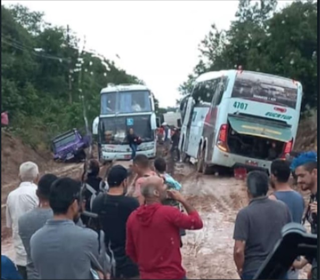 Dois ônibus ficam atolados em trecho da rodovia AM-010