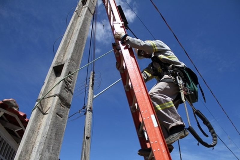 Moradores de 4 bairros ficam sem energia no feriado desta quinta-feira em Manaus