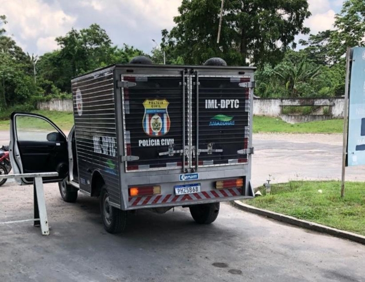 Homem é executado com dois tiros na cabeça atrás de feira em Manaus 