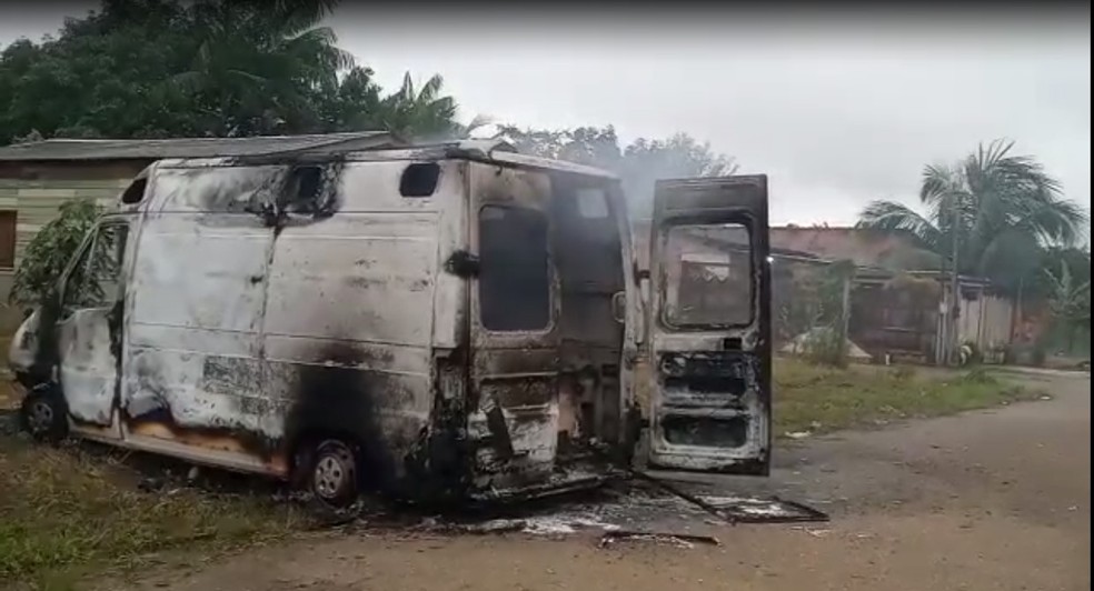 Casa e ambulância são incendiadas após mulher ser assassinada no Amazonas