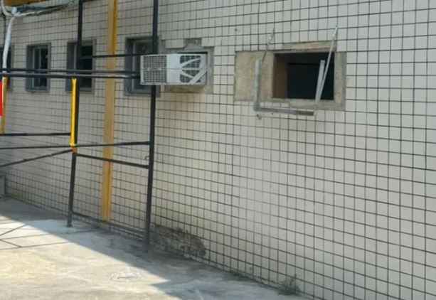 Preso por receptação foge por buraco de ar-condicionado em delegacia