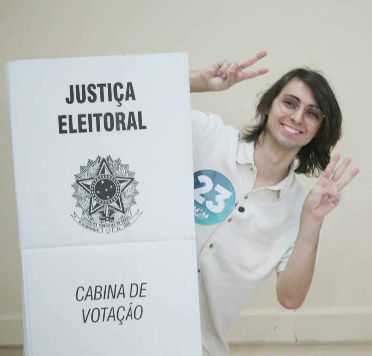 Amom Mandel vota e fala sobre a expectativa de chegar ao 2º turno