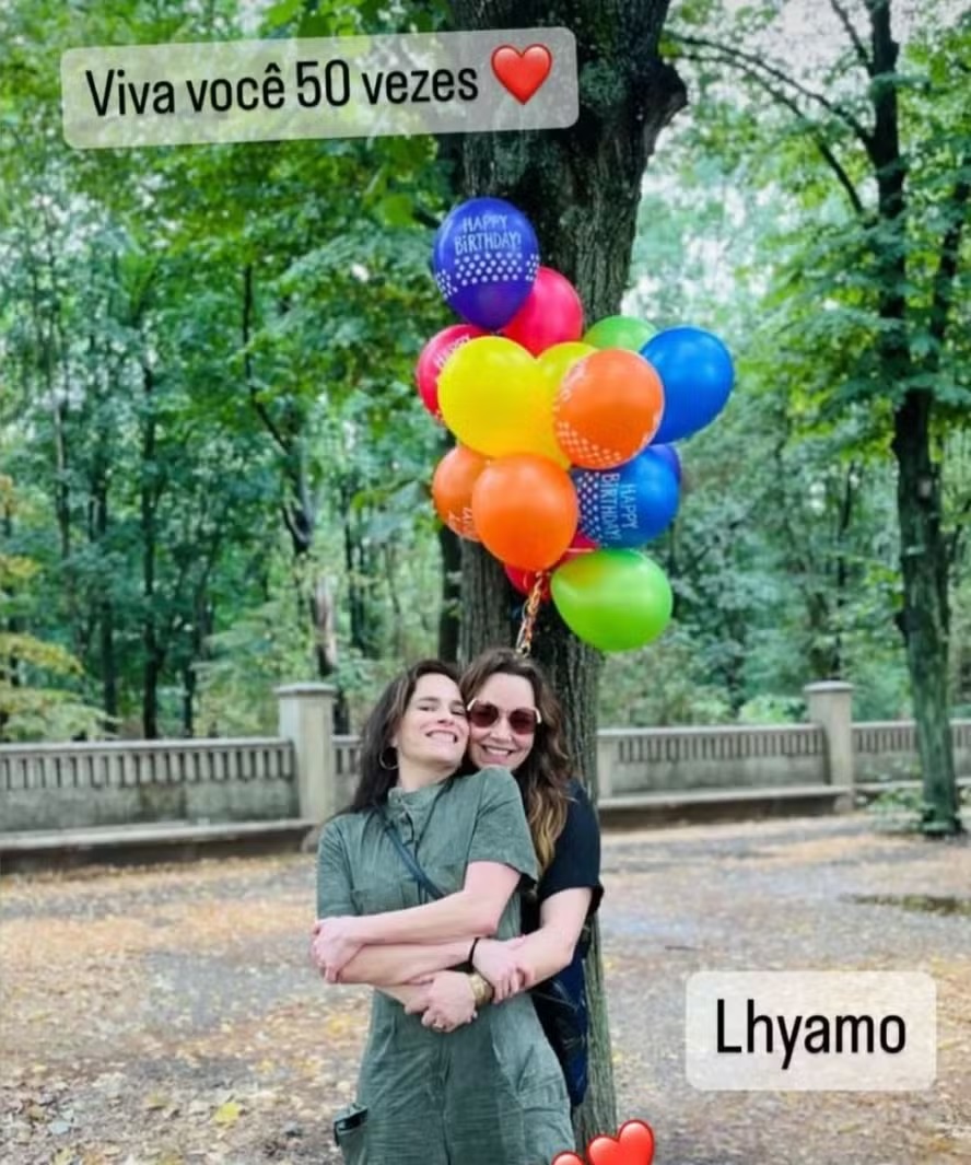 Ana Carolina comemora 50 anos em Berlim com nova namorada 