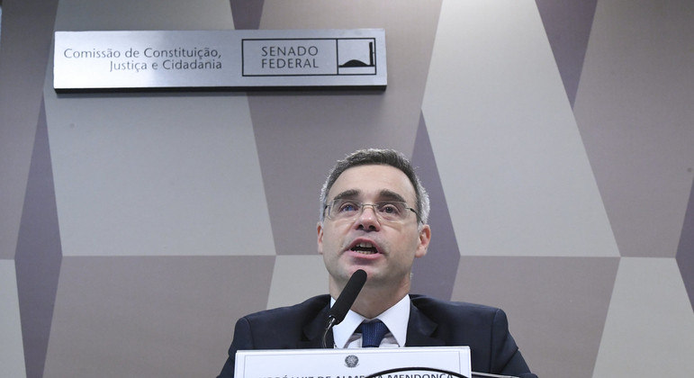 CCJ aprova indicação de André Mendonça para o STF