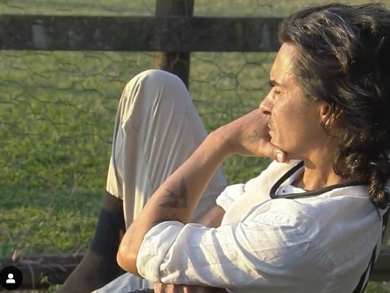 Dani Winits é flagrada vendo André Gonçalves em A Fazenda e faz texto sobre ex