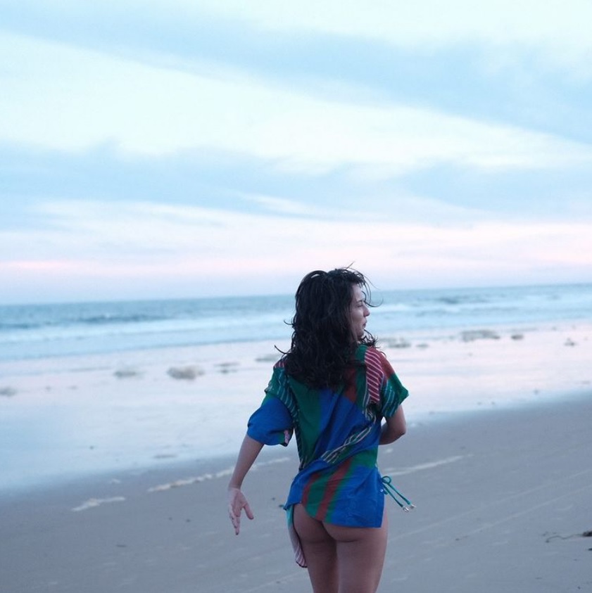 Andréia Horta posta foto raríssima de bumbum à mostra e arranca elogios