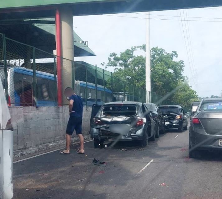 Veículos ficam destruídos durante acidente ao lado do T4 em Manaus