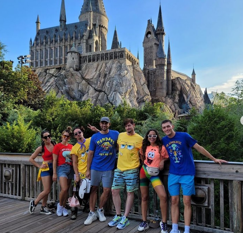 Anitta passeia na Disney com novo affair, ator americano de 22 anos