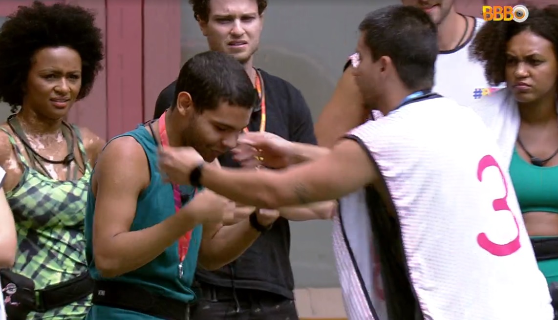 BBB22: Arthur dá monstro para Eliezer e Vyni pede: 'me dá também?'
