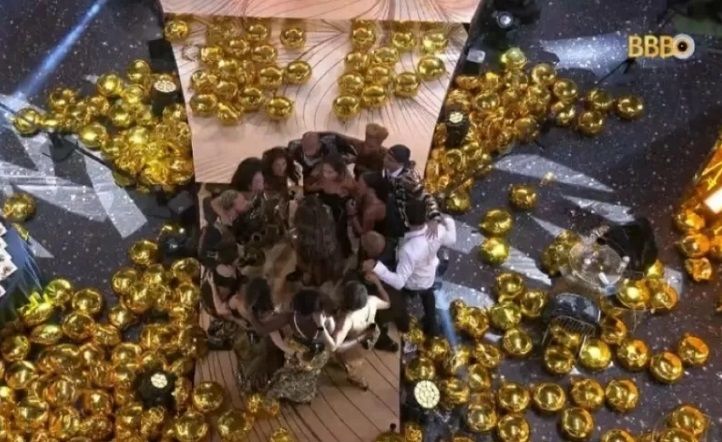 Gloria Groove quebra regras ao descer do palco e cantar com brothers; vídeo