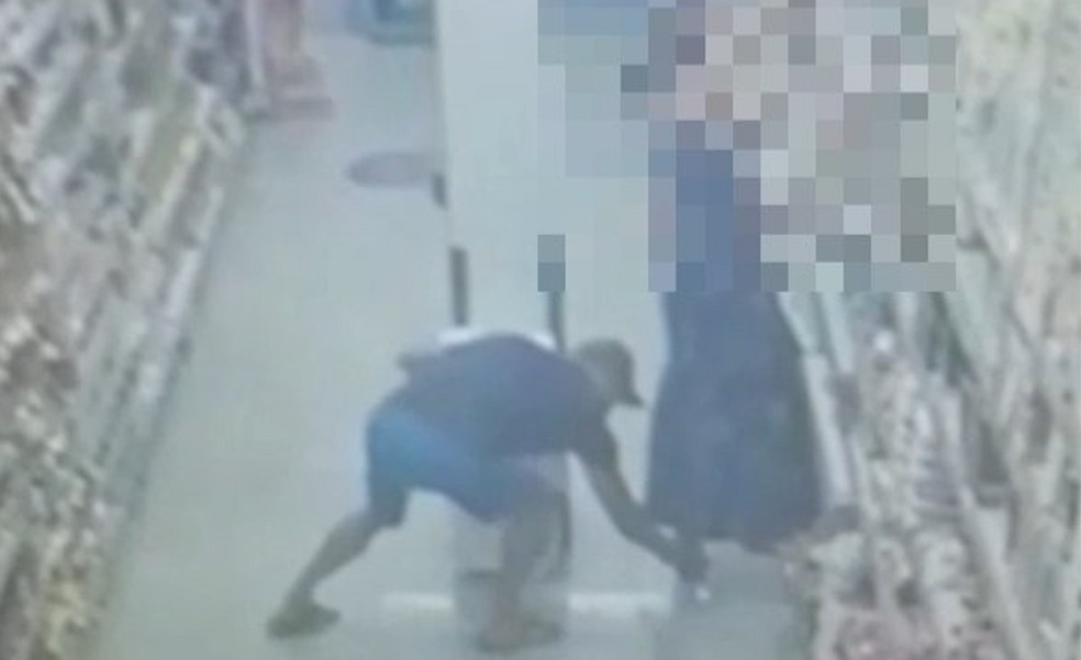 Aposentado é flagrado tirando foto por baixo de saia de mulher em supermercado