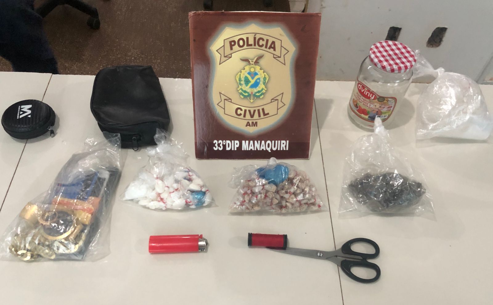 Jovem é preso no Amazonas após polícia notar fila de usuários para comprar drogas na casa dele