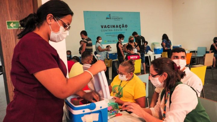 Mais de 2,5 mil doses de vacinas são aplicadas em 2 dias em shopping de Manaus