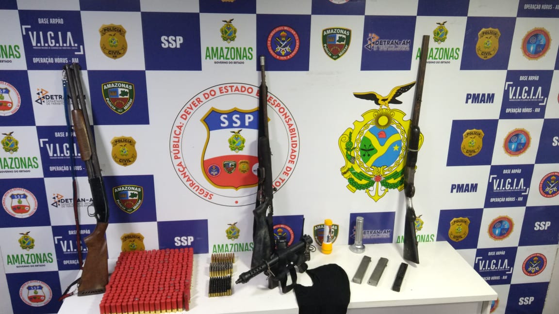 Arsenal com submetralhadora é apreendido após criminosos trocarem tiros com a polícia no Amazonas