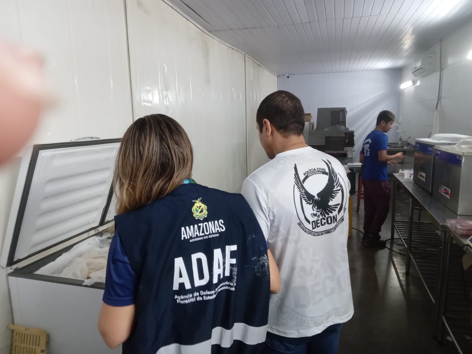 Mais de 2 toneladas de produtos vencidos são apreendidos em estabelecimento clandestino em Manaus