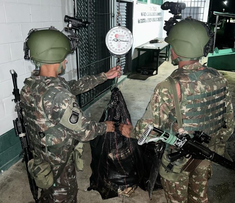 Exército apreende 110kg de drogas durante transporte pelo rio na fronteira 