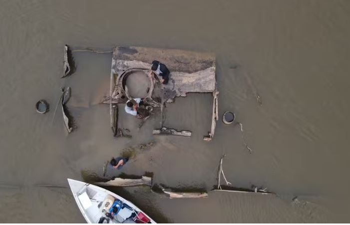 Destroços de navio do século XIX surgem durante seca extrema no Rio Madeira