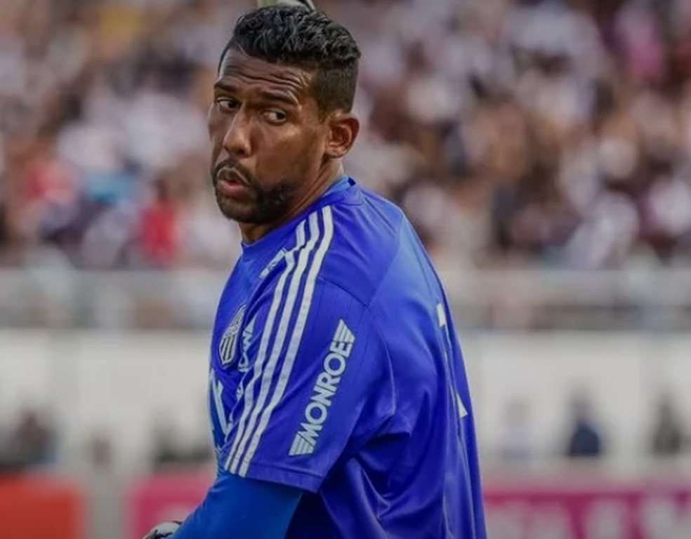 Internado na UTI com Covid-19, ex-goleiro Aranha apresenta melhora