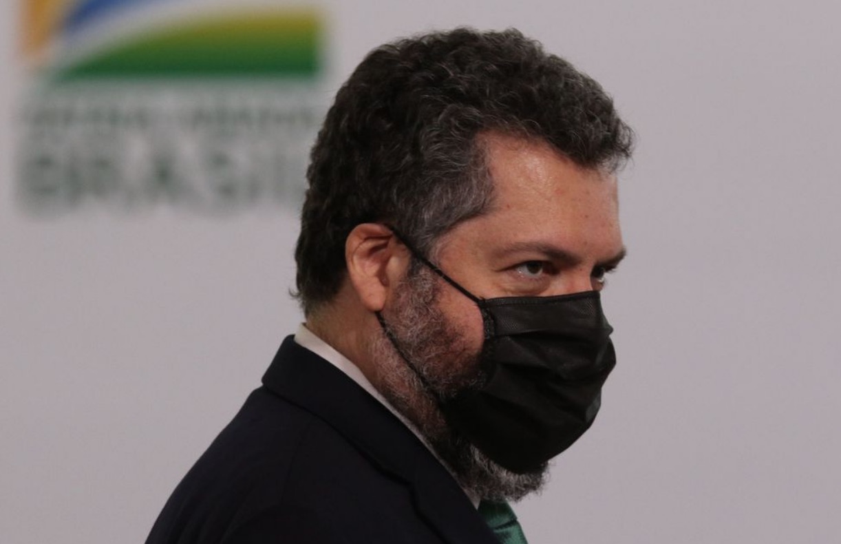 Araújo anuncia chegada de IFA para 32 milhões de doses de vacina