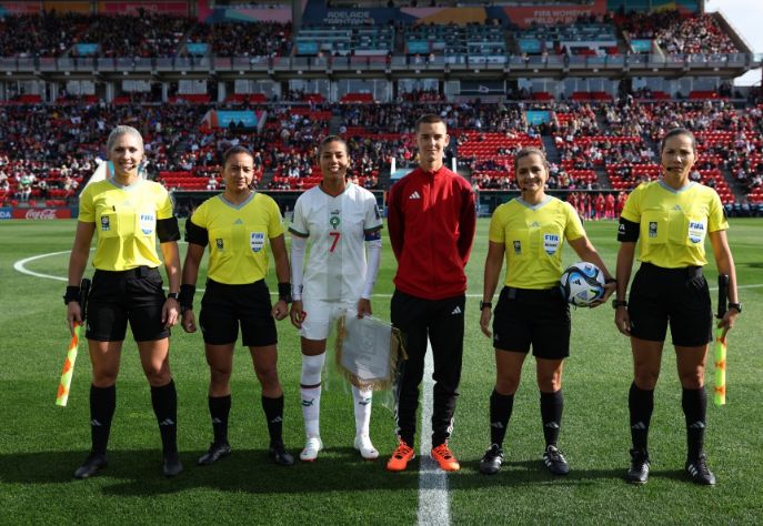 Trio brasileiro apita duelo entre campeões mundiais nas oitavas de final