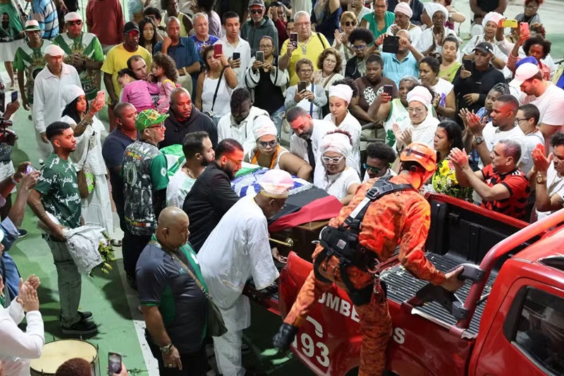 Corpo de Arlindo Cruz é enterrado no Rio após despedida com gurufim
