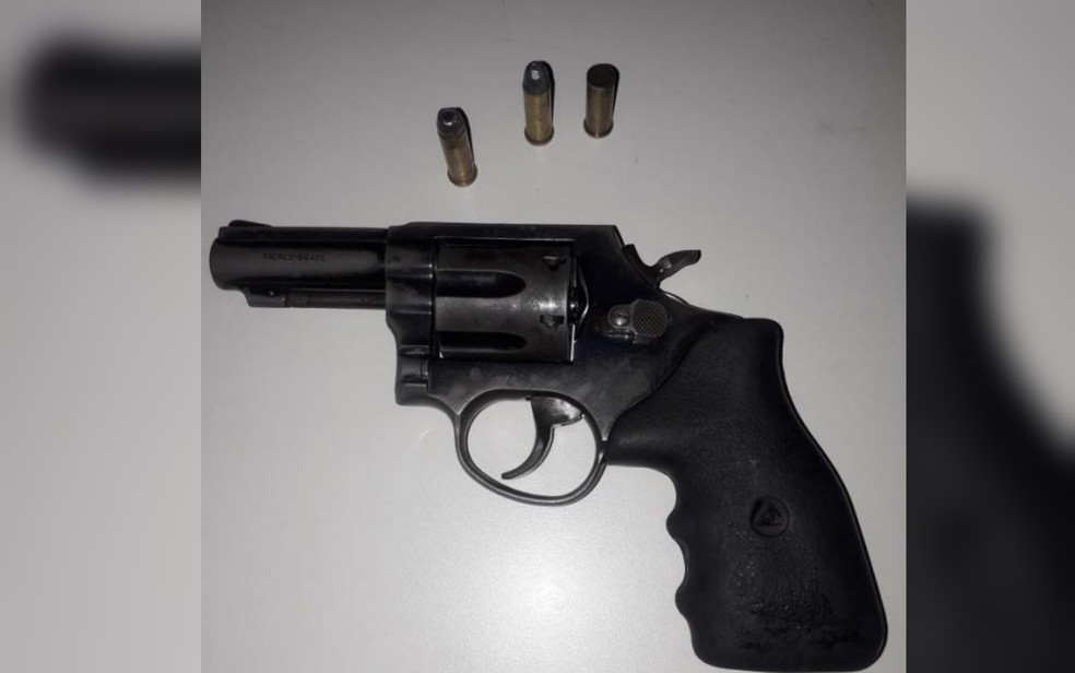 Homem morre durante "brincadeira" de roleta russa com a namorada 