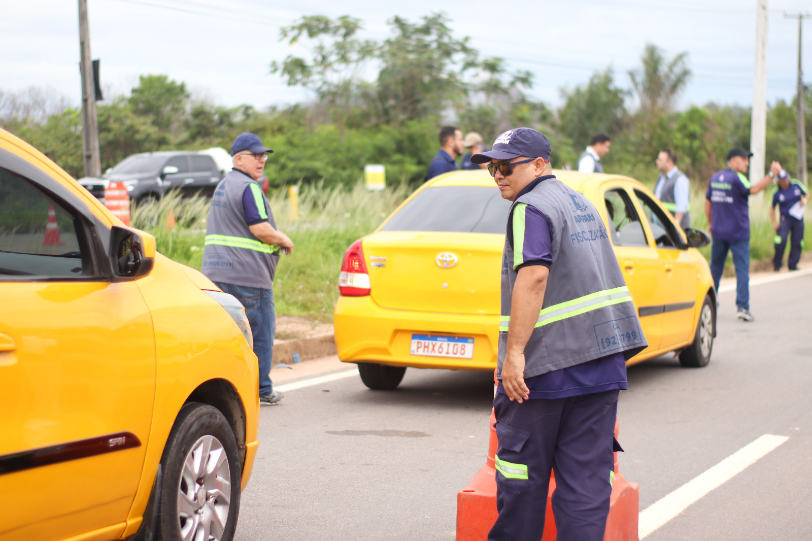 Motoristas são flagrados fazendo transporte irregular de passageiros na Ponte Rio Negro